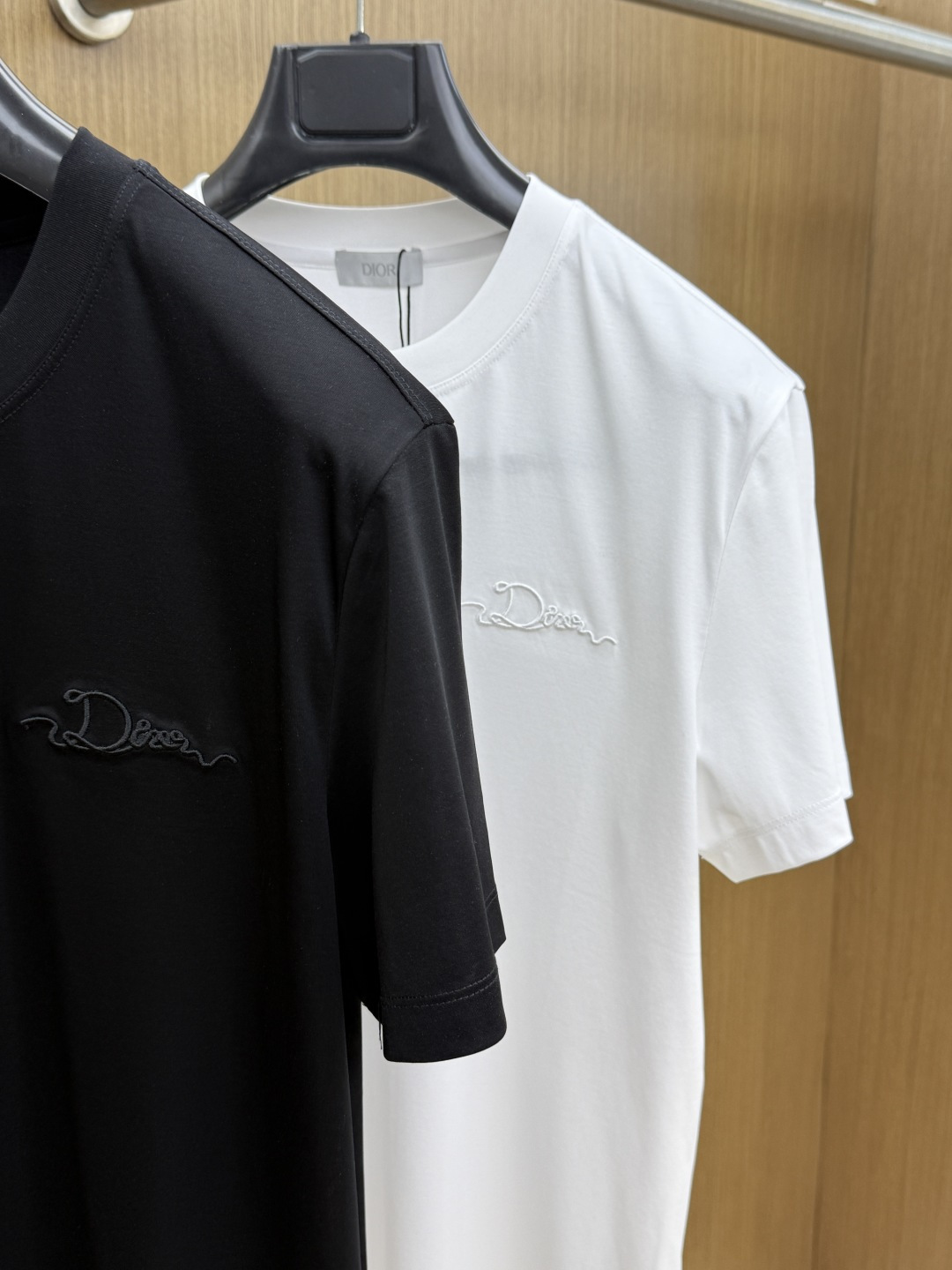 早春 CD 🔥🔥春夏新款首发专柜最新款圆领短袖 高端订制 设计前卫时尚！品牌logo重工艺设计 高端定制