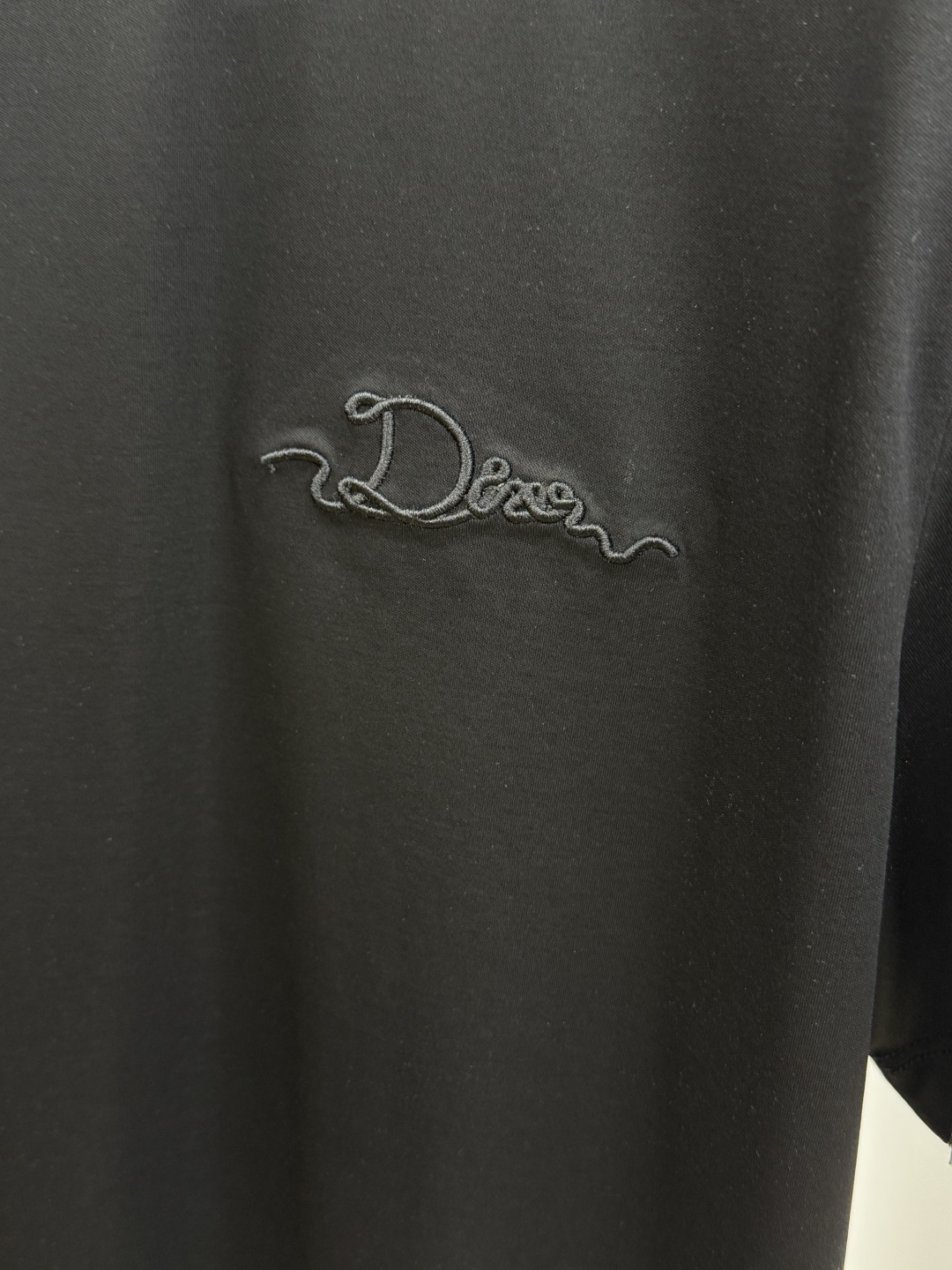 早春 CD 🔥🔥春夏新款首发专柜最新款圆领短袖 高端订制 设计前卫时尚！品牌logo重工艺设计 高端定制