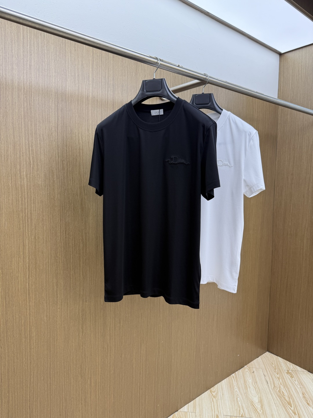 早春 CD 🔥🔥春夏新款首发专柜最新款圆领短袖 高端订制 设计前卫时尚！品牌logo重工艺设计 高端定制