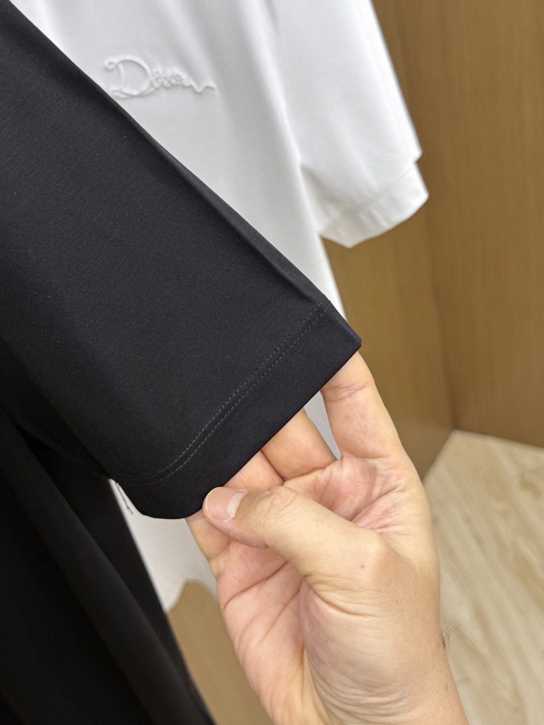 早春 CD 🔥🔥春夏新款首发专柜最新款圆领短袖 高端订制 设计前卫时尚！品牌logo重工艺设计 高端定制