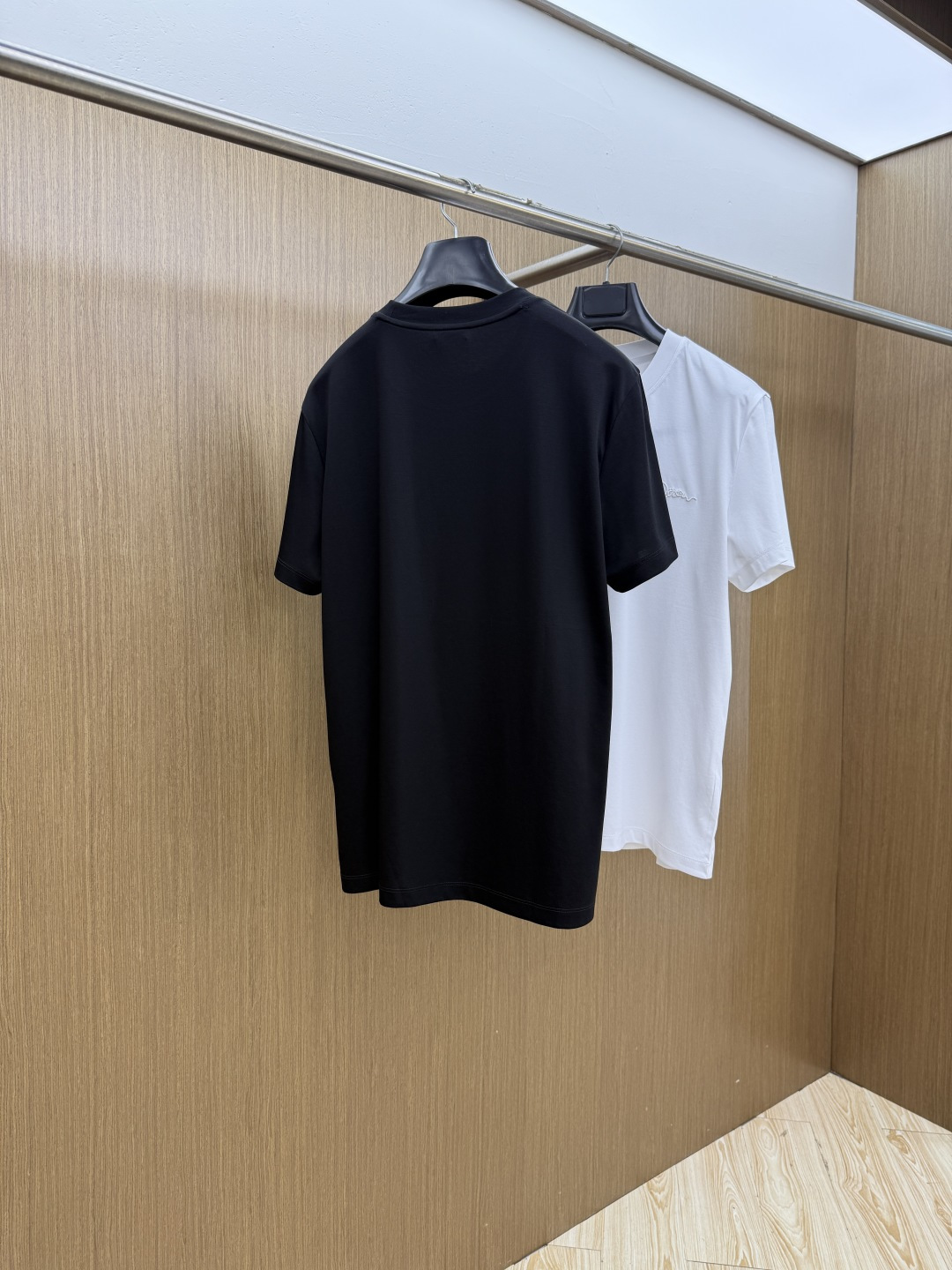 早春 CD 🔥🔥春夏新款首发专柜最新款圆领短袖 高端订制 设计前卫时尚！品牌logo重工艺设计 高端定制