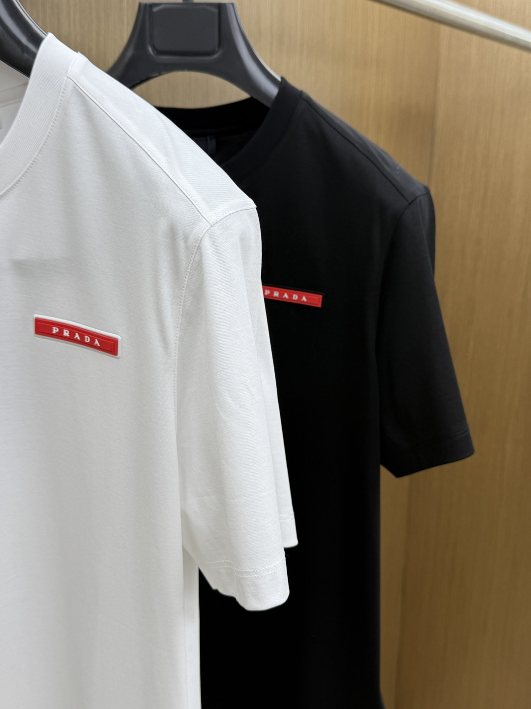 早春 PD 🔥🔥春夏新款首发专柜最新款圆领短袖 高端订制 设计前卫时尚！品牌logo重工艺设计 高端定制