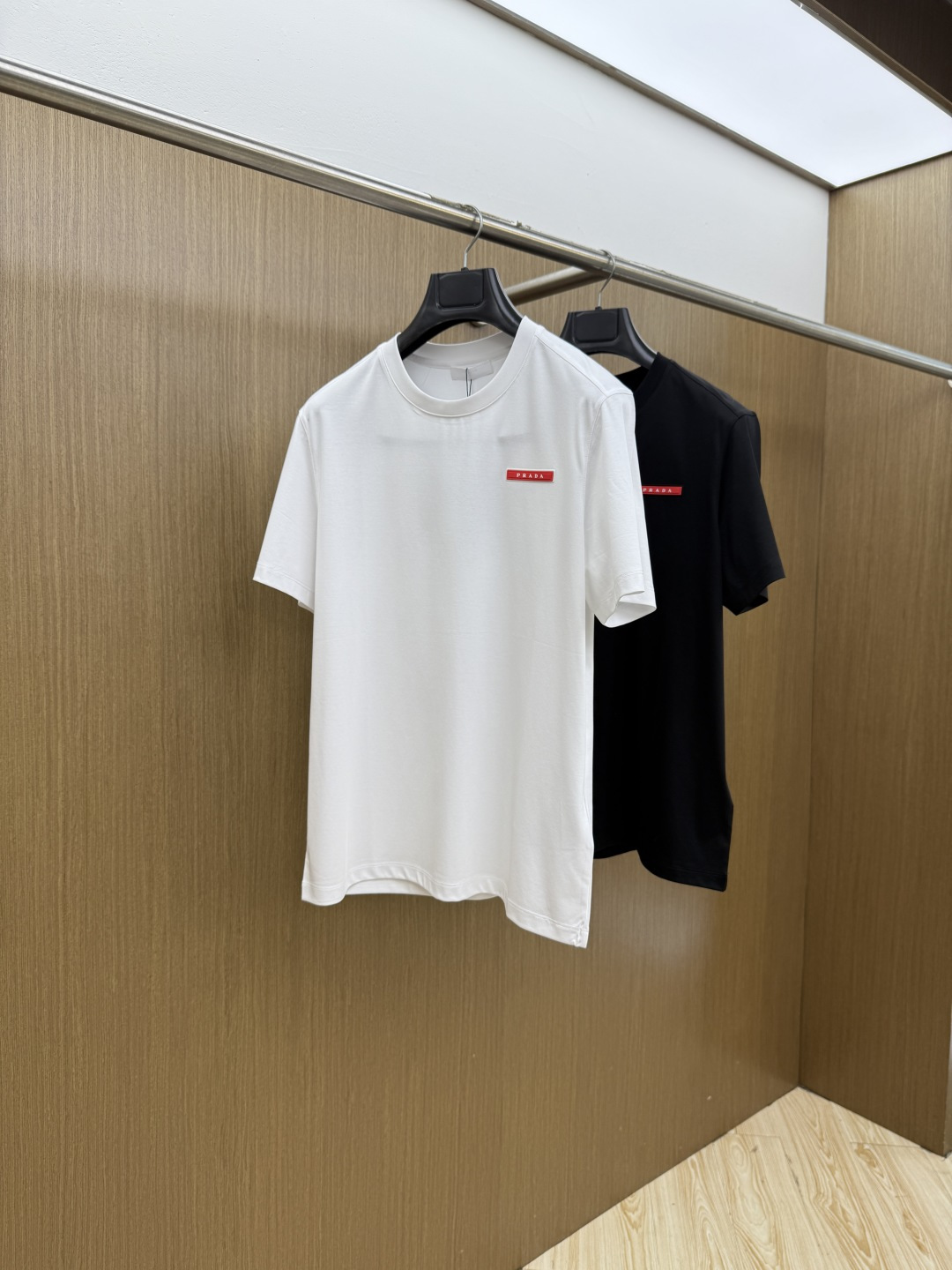 早春 PD 🔥🔥春夏新款首发专柜最新款圆领短袖 高端订制 设计前卫时尚！品牌logo重工艺设计 高端定制
