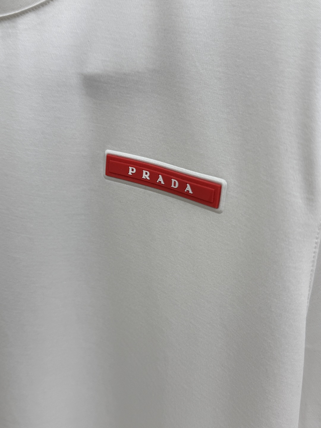 早春 PD 🔥🔥春夏新款首发专柜最新款圆领短袖 高端订制 设计前卫时尚！品牌logo重工艺设计 高端定制