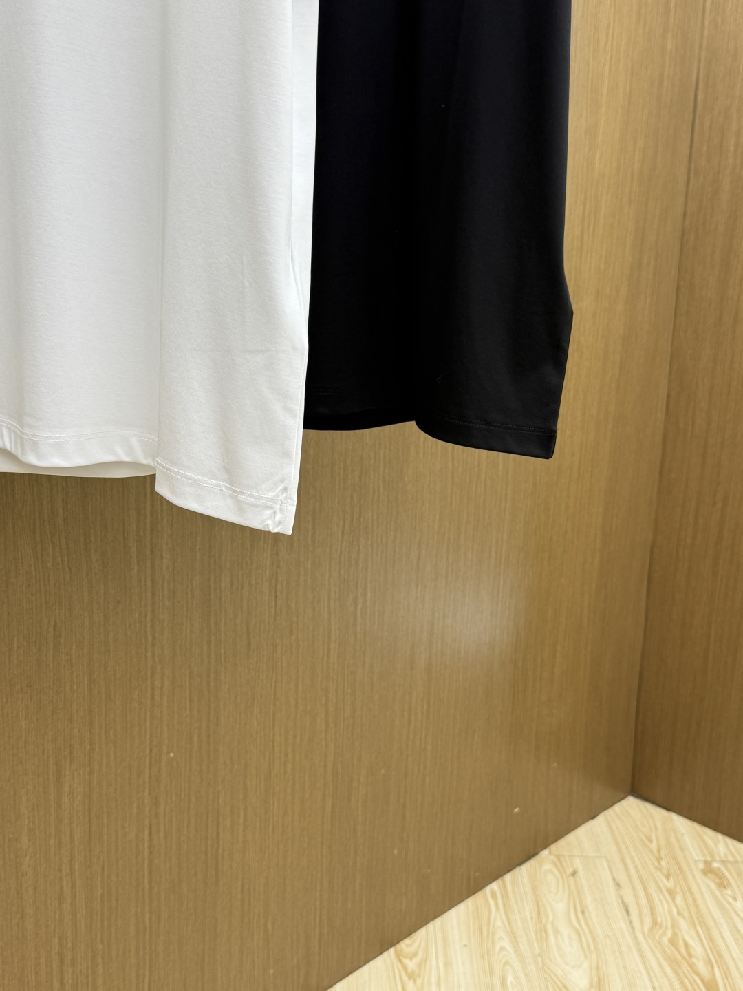 早春 PD 🔥🔥春夏新款首发专柜最新款圆领短袖 高端订制 设计前卫时尚！品牌logo重工艺设计 高端定制