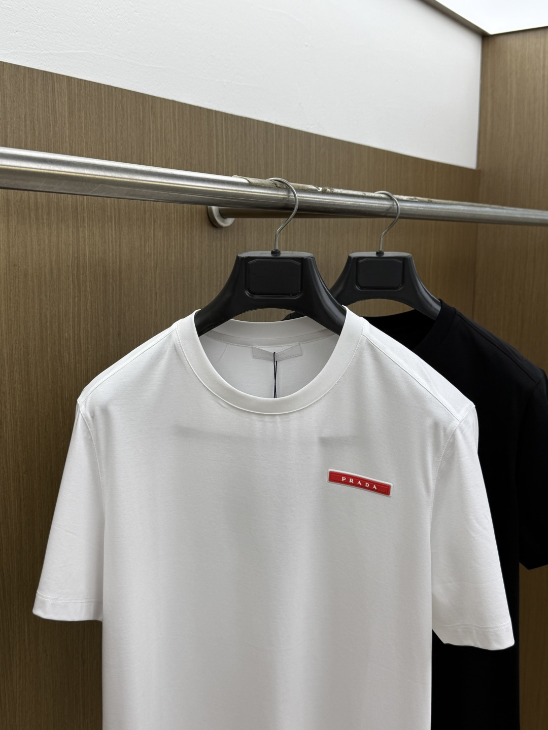 早春 PD 🔥🔥春夏新款首发专柜最新款圆领短袖 高端订制 设计前卫时尚！品牌logo重工艺设计 高端定制