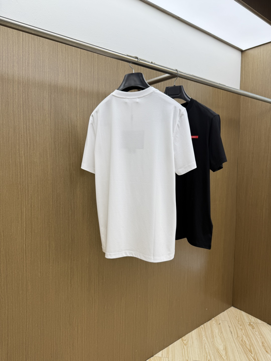 早春 PD 🔥🔥春夏新款首发专柜最新款圆领短袖 高端订制 设计前卫时尚！品牌logo重工艺设计 高端定制