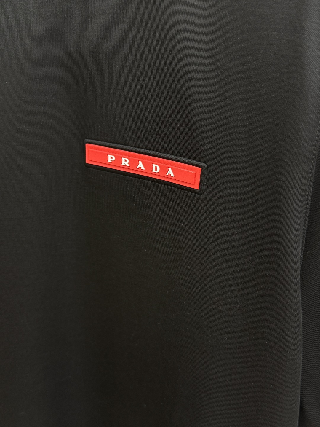 早春 PD 🔥🔥春夏新款首发专柜最新款圆领短袖 高端订制 设计前卫时尚！品牌logo重工艺设计 高端定制