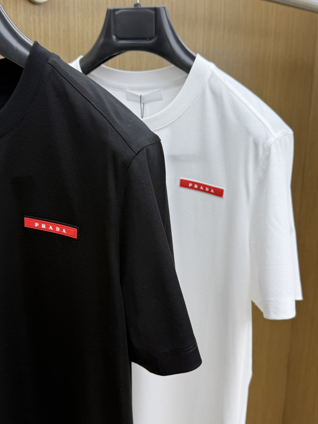早春 PD 🔥🔥春夏新款首发专柜最新款圆领短袖 高端订制 设计前卫时尚！品牌logo重工艺设计 高端定制