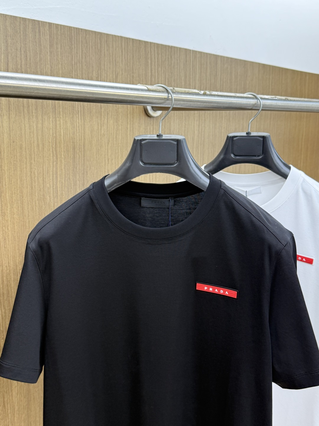 早春 PD 🔥🔥春夏新款首发专柜最新款圆领短袖 高端订制 设计前卫时尚！品牌logo重工艺设计 高端定制