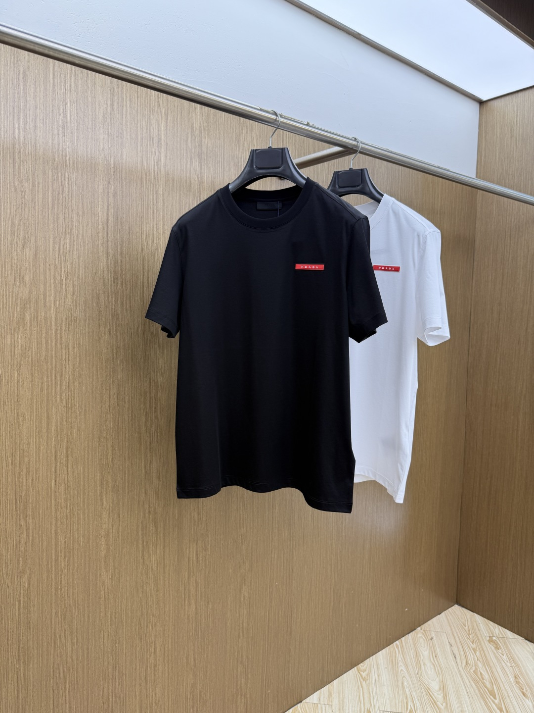 早春 PD 🔥🔥春夏新款首发专柜最新款圆领短袖 高端订制 设计前卫时尚！品牌logo重工艺设计 高端定制