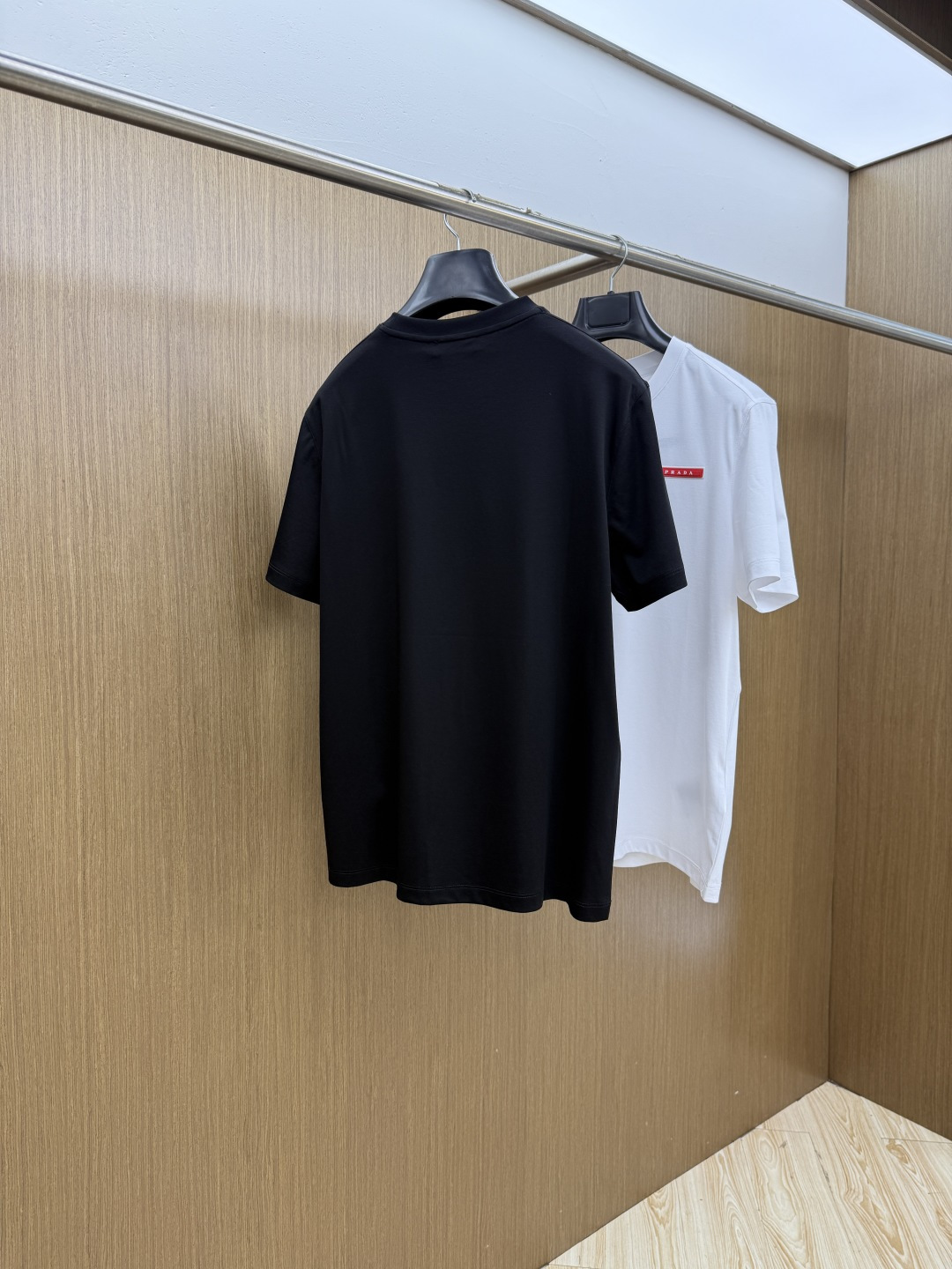 早春 PD 🔥🔥春夏新款首发专柜最新款圆领短袖 高端订制 设计前卫时尚！品牌logo重工艺设计 高端定制