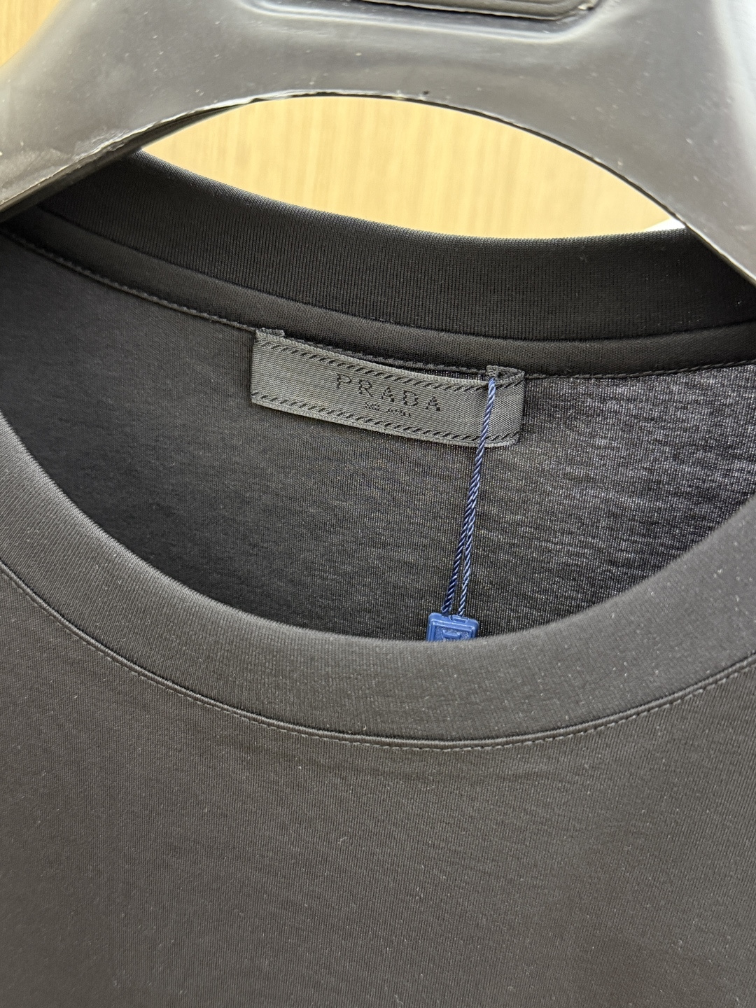 早春 PD 🔥🔥春夏新款首发专柜最新款圆领短袖 高端订制 设计前卫时尚！品牌logo重工艺设计 高端定制