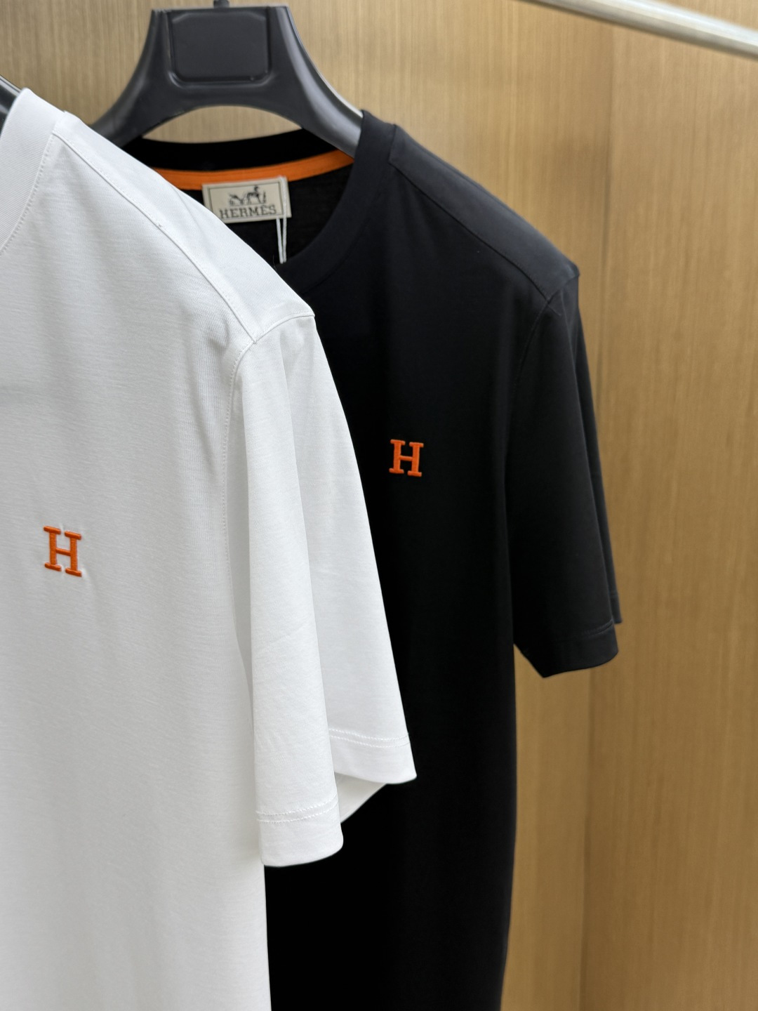 早春 HER 🔥🔥春夏新款首发专柜最新款圆领短袖 高端订制 设计前卫时尚！品牌logo重工艺设计 高端定
