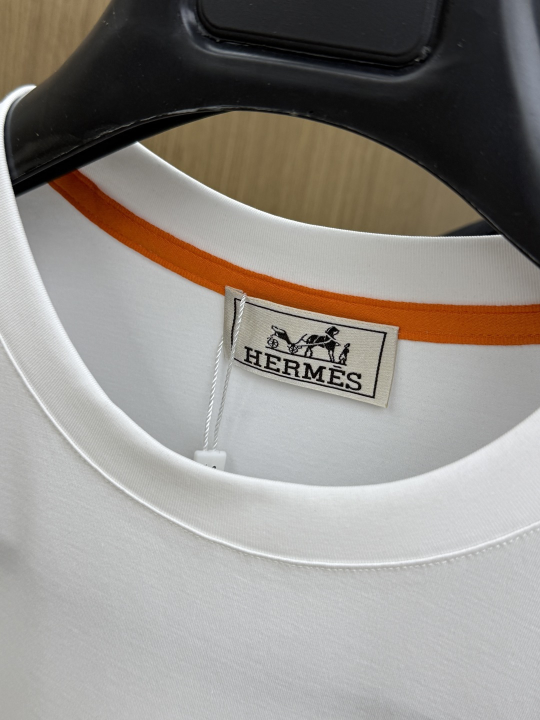 早春 HER 🔥🔥春夏新款首发专柜最新款圆领短袖 高端订制 设计前卫时尚！品牌logo重工艺设计 高端定