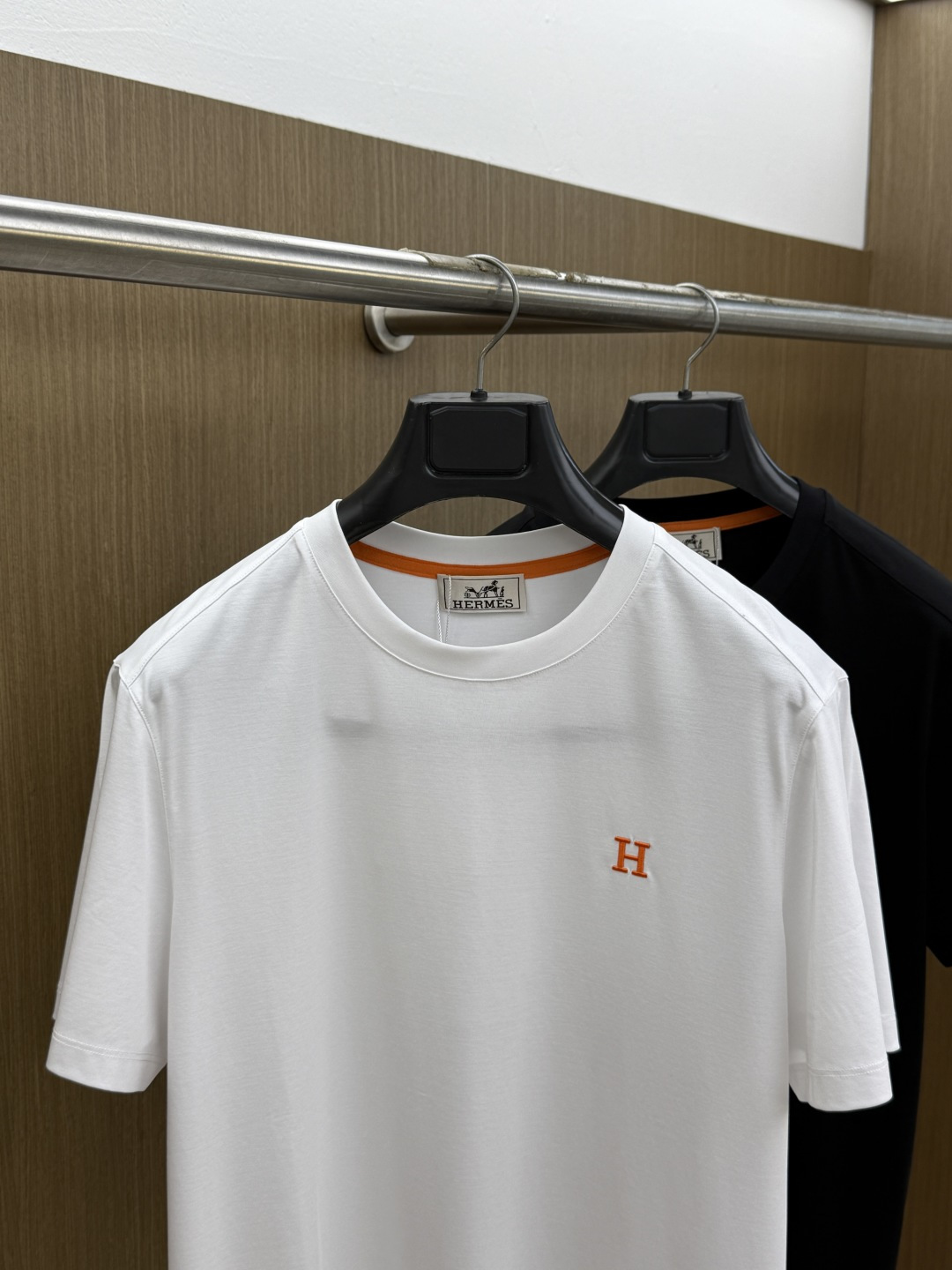 早春 HER 🔥🔥春夏新款首发专柜最新款圆领短袖 高端订制 设计前卫时尚！品牌logo重工艺设计 高端定