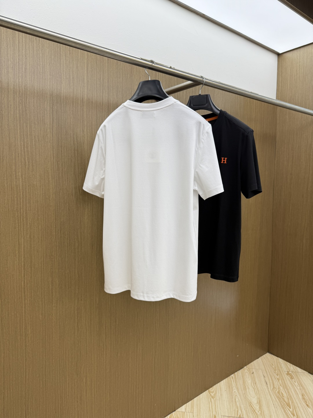 早春 HER 🔥🔥春夏新款首发专柜最新款圆领短袖 高端订制 设计前卫时尚！品牌logo重工艺设计 高端定