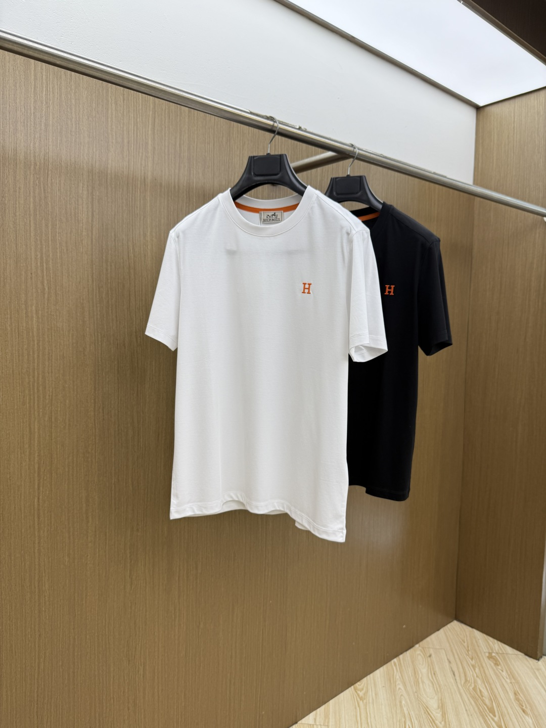 早春 HER 🔥🔥春夏新款首发专柜最新款圆领短袖 高端订制 设计前卫时尚！品牌logo重工艺设计 高端定