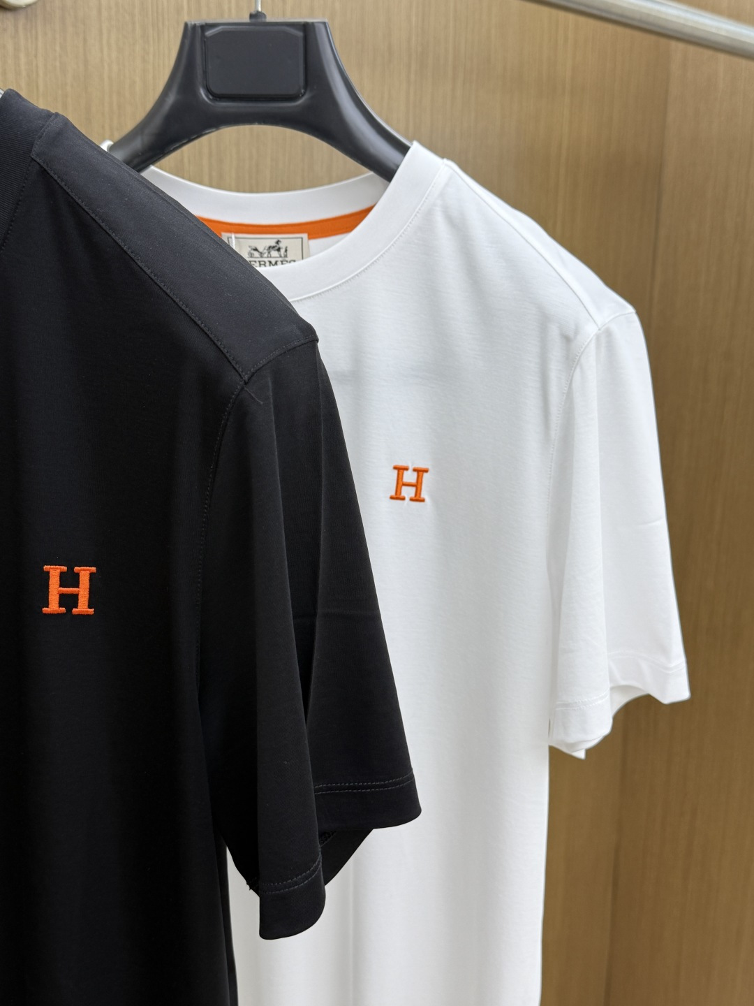 早春 HER 🔥🔥春夏新款首发专柜最新款圆领短袖 高端订制 设计前卫时尚！品牌logo重工艺设计 高端定