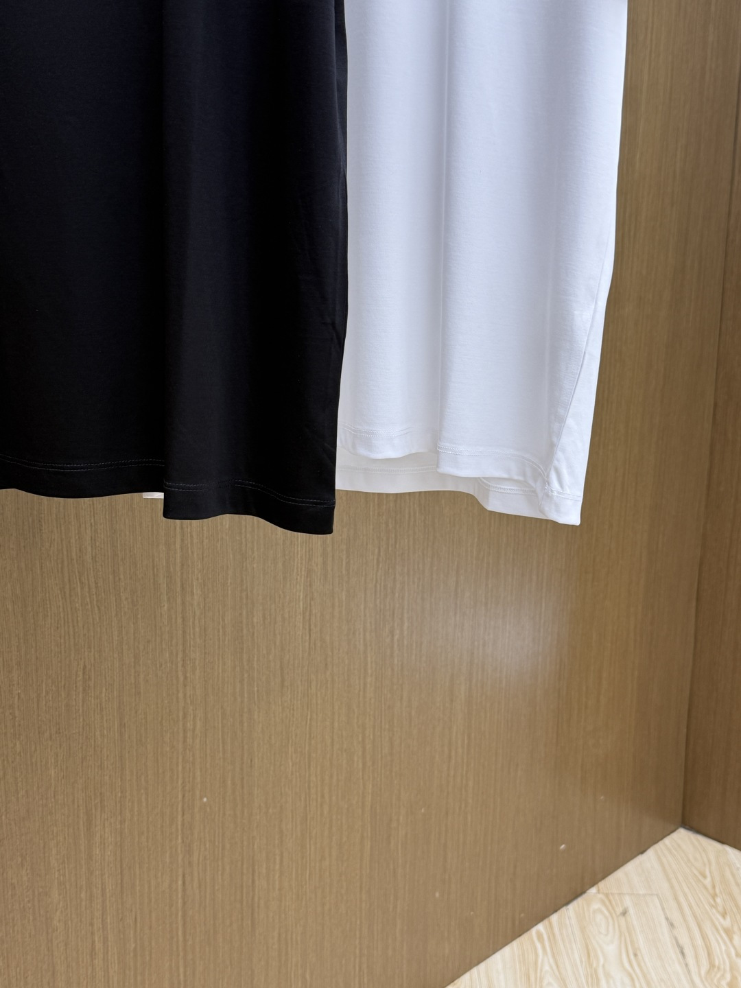 早春 HER 🔥🔥春夏新款首发专柜最新款圆领短袖 高端订制 设计前卫时尚！品牌logo重工艺设计 高端定