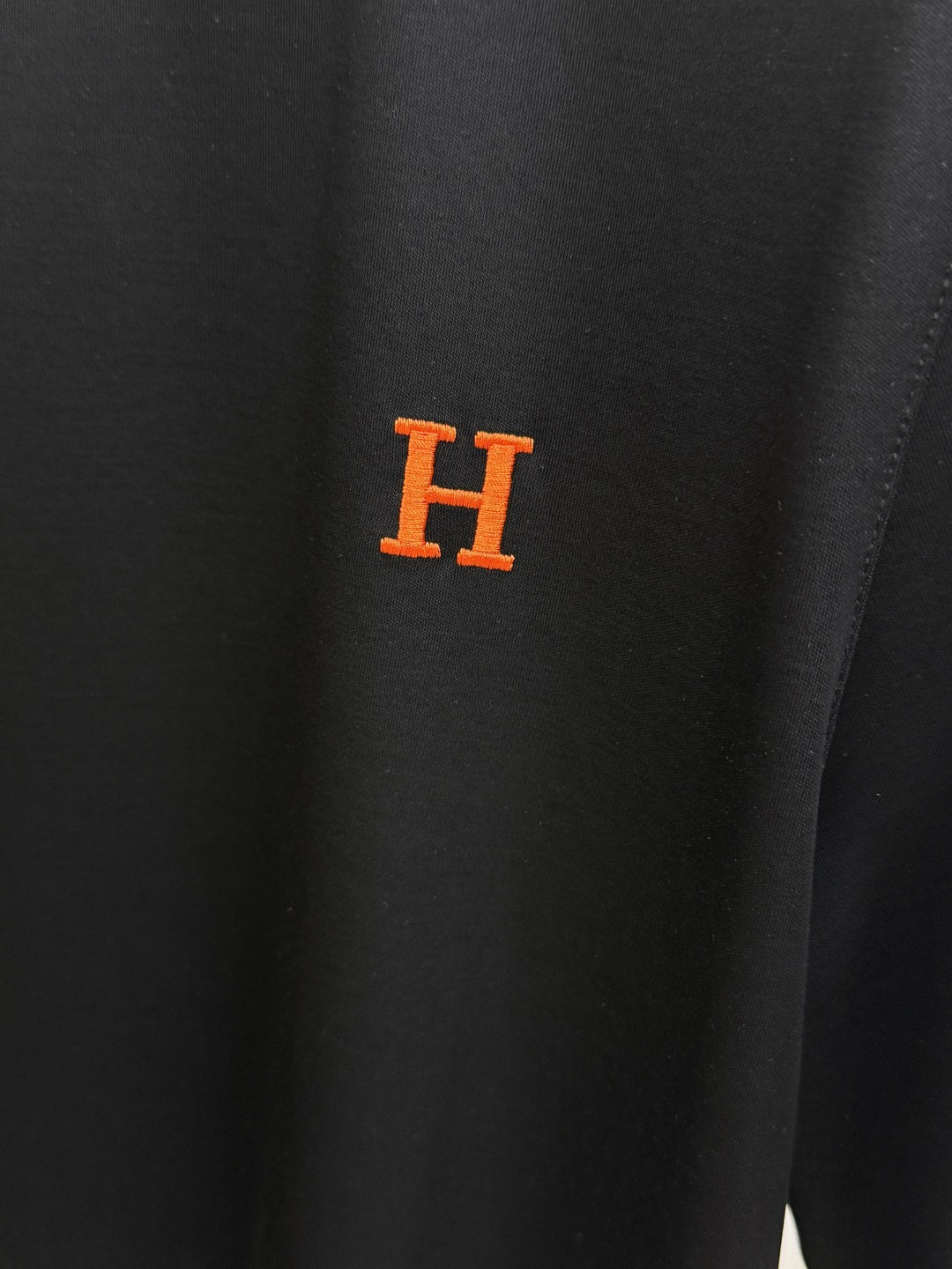 早春 HER 🔥🔥春夏新款首发专柜最新款圆领短袖 高端订制 设计前卫时尚！品牌logo重工艺设计 高端定