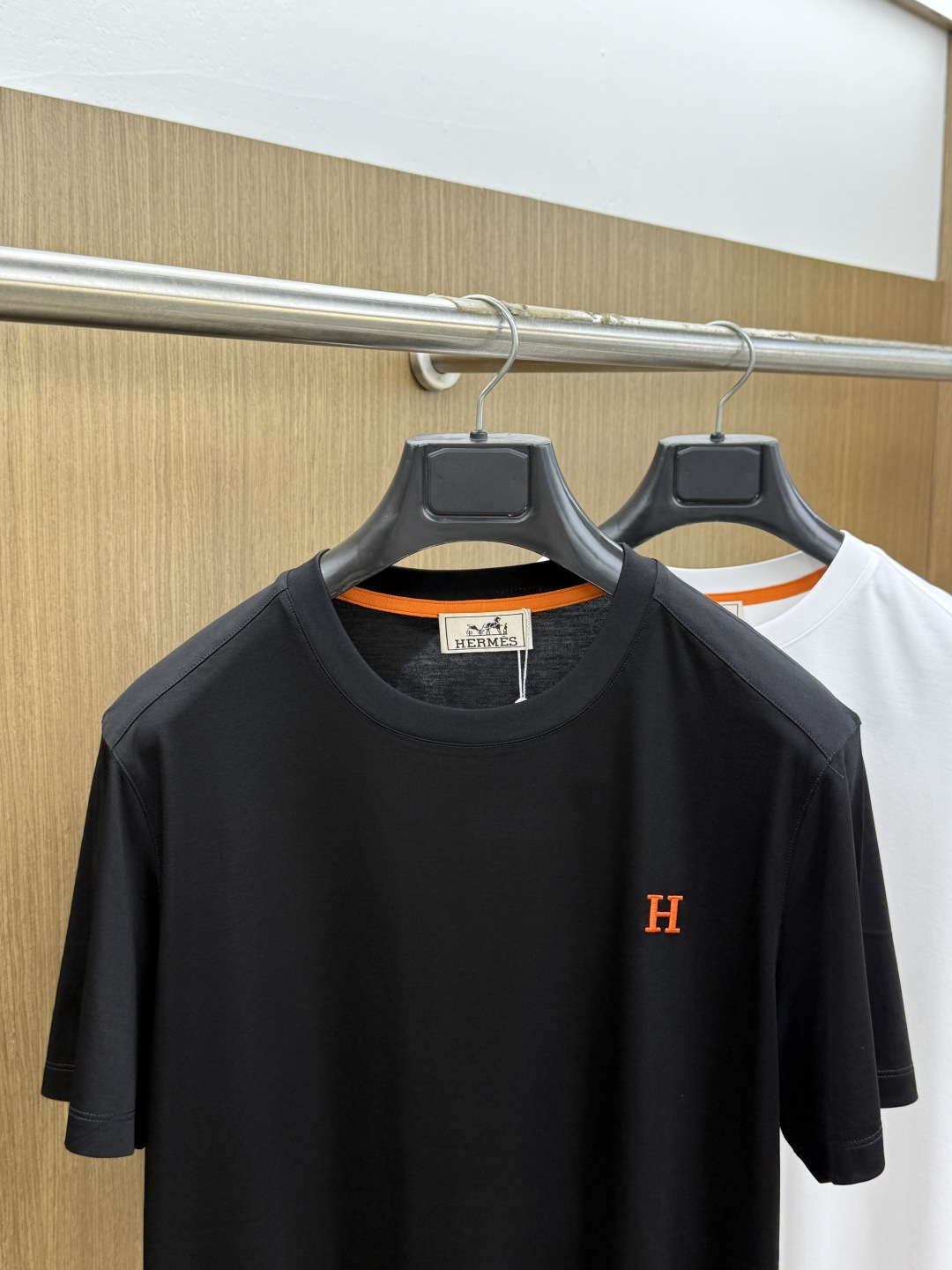 早春 HER 🔥🔥春夏新款首发专柜最新款圆领短袖 高端订制 设计前卫时尚！品牌logo重工艺设计 高端定
