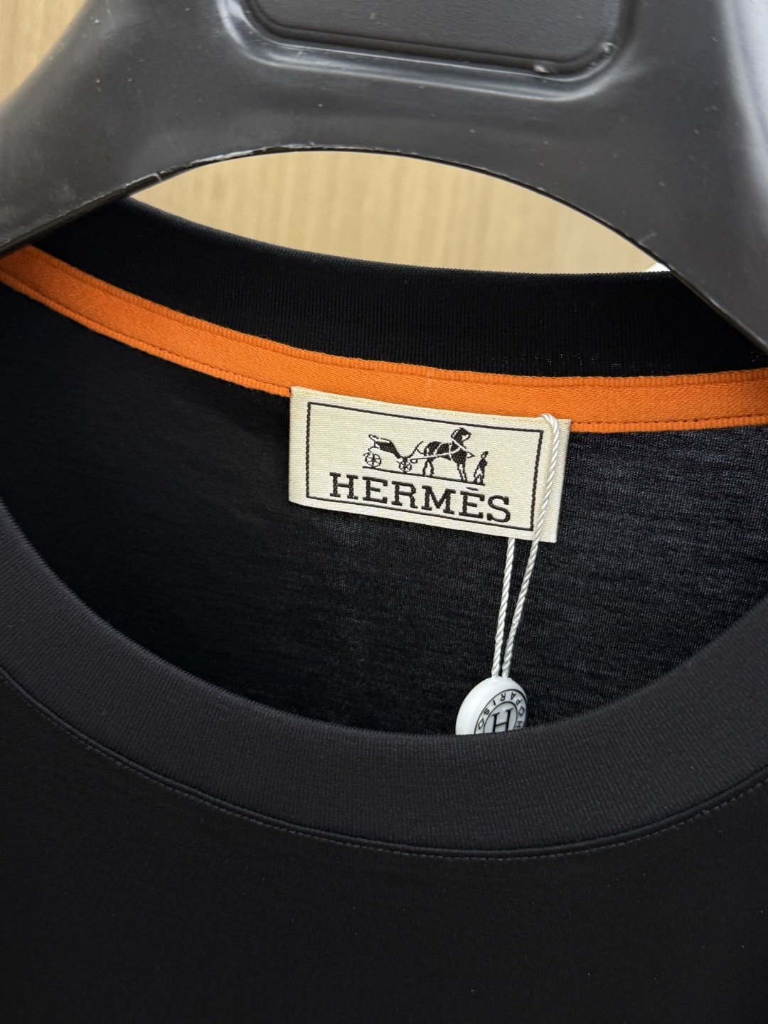 早春 HER 🔥🔥春夏新款首发专柜最新款圆领短袖 高端订制 设计前卫时尚！品牌logo重工艺设计 高端定