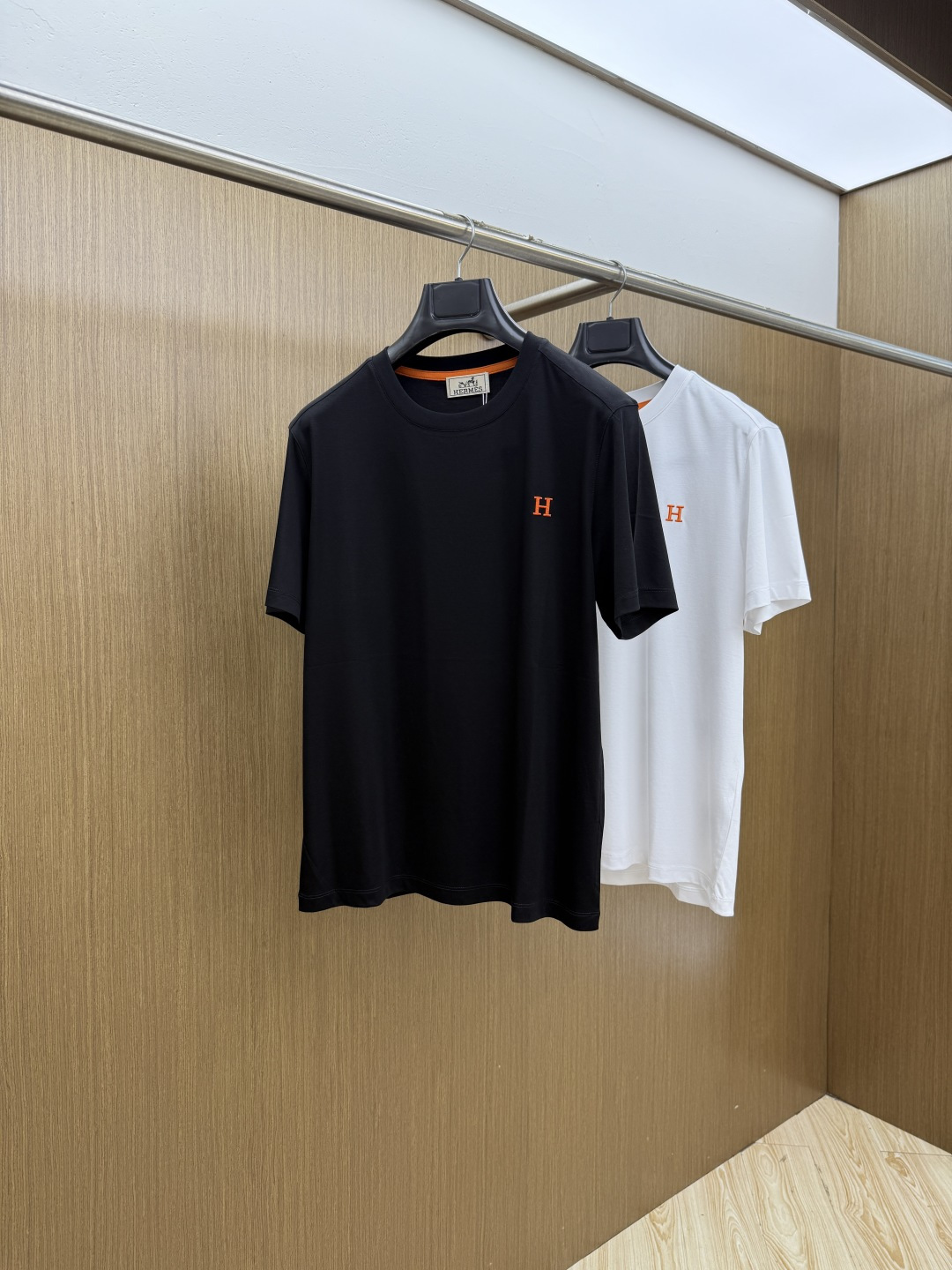 早春 HER 🔥🔥春夏新款首发专柜最新款圆领短袖 高端订制 设计前卫时尚！品牌logo重工艺设计 高端定