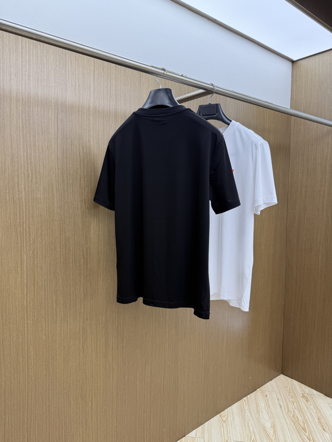 早春 HER 🔥🔥春夏新款首发专柜最新款圆领短袖 高端订制 设计前卫时尚！品牌logo重工艺设计 高端定