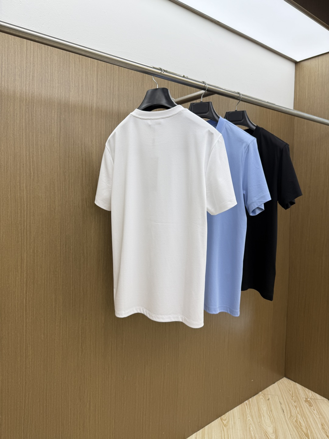 早春 CD 🔥🔥春夏新款首发专柜最新款圆领短袖 高端订制 设计前卫时尚！品牌logo重工艺设计 高端定制