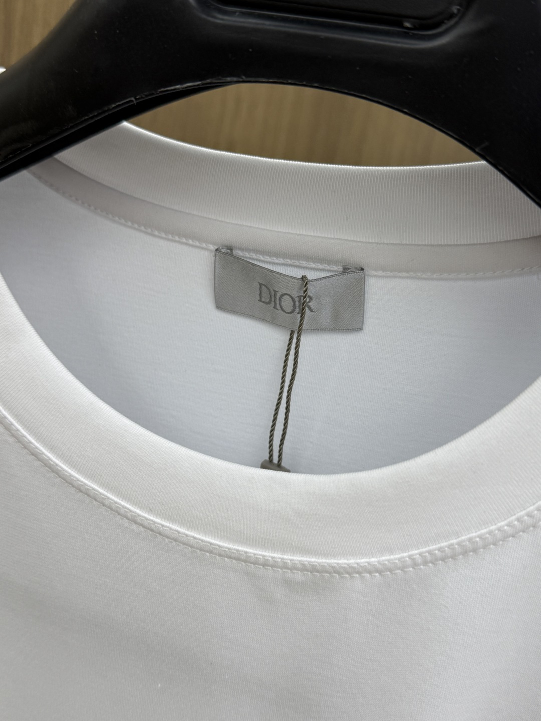 早春 CD 🔥🔥春夏新款首发专柜最新款圆领短袖 高端订制 设计前卫时尚！品牌logo重工艺设计 高端定制