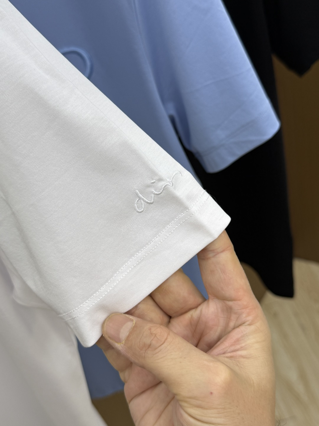 早春 CD 🔥🔥春夏新款首发专柜最新款圆领短袖 高端订制 设计前卫时尚！品牌logo重工艺设计 高端定制