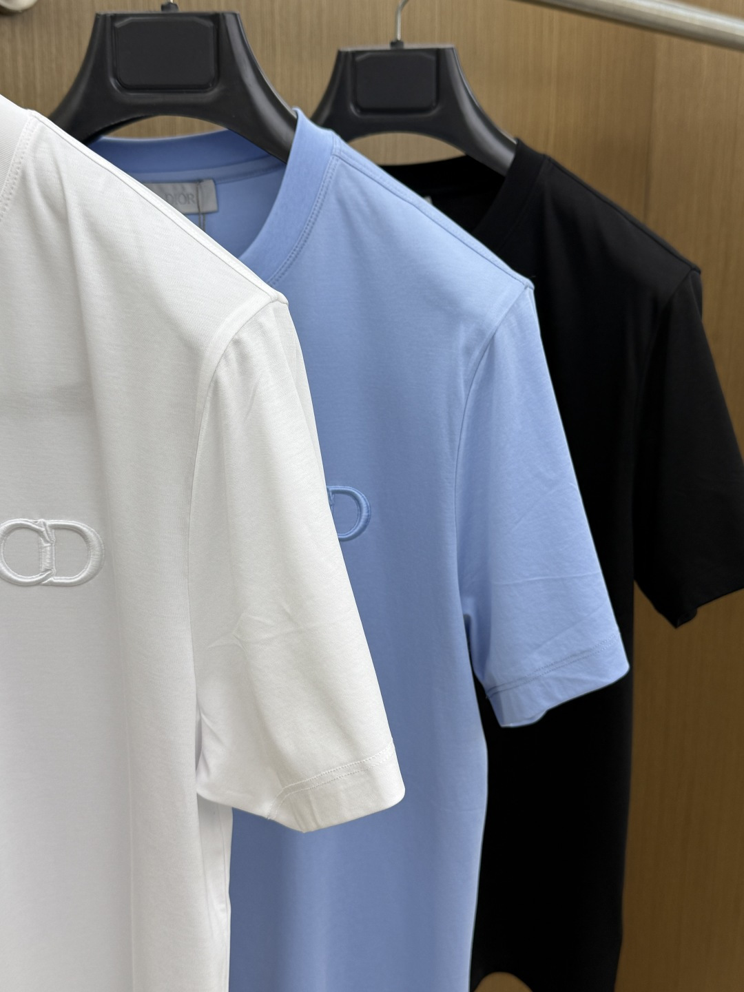 早春 CD 🔥🔥春夏新款首发专柜最新款圆领短袖 高端订制 设计前卫时尚！品牌logo重工艺设计 高端定制