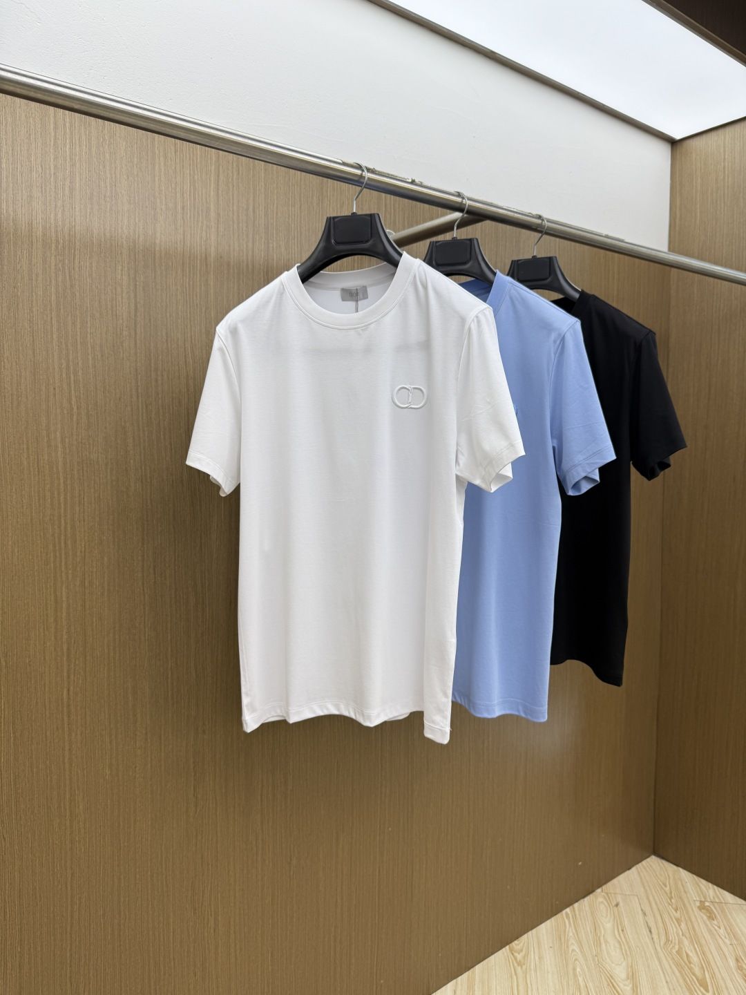 早春 CD 🔥🔥春夏新款首发专柜最新款圆领短袖 高端订制 设计前卫时尚！品牌logo重工艺设计 高端定制