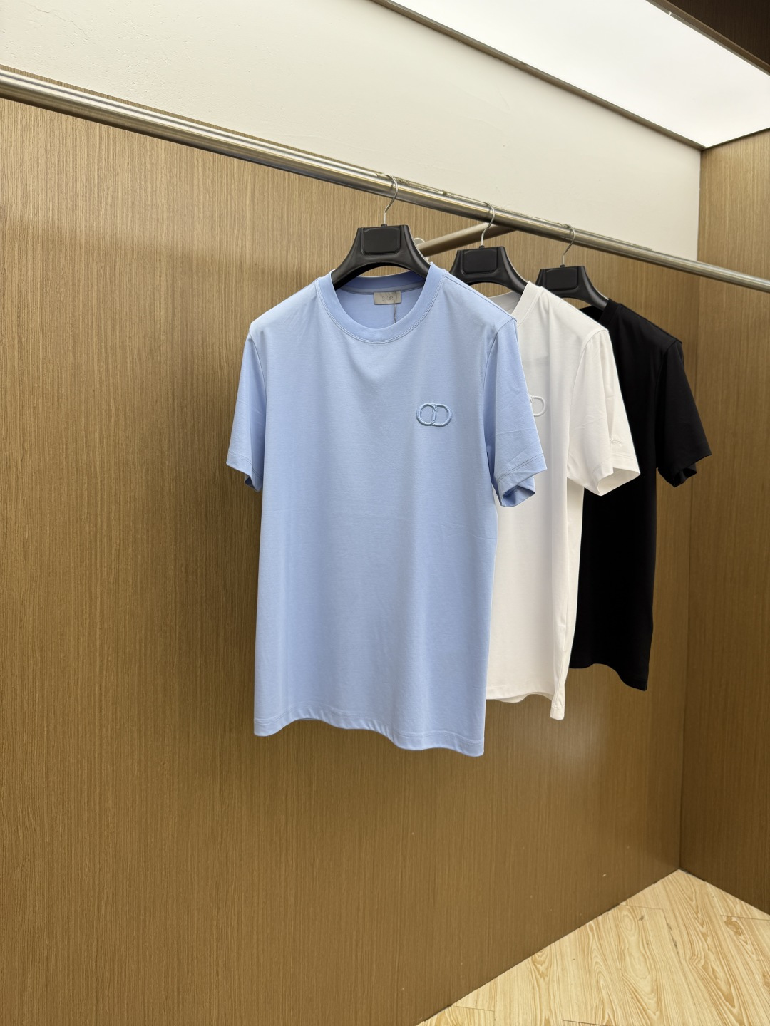 早春 CD 🔥🔥春夏新款首发专柜最新款圆领短袖 高端订制 设计前卫时尚！品牌logo重工艺设计 高端定制