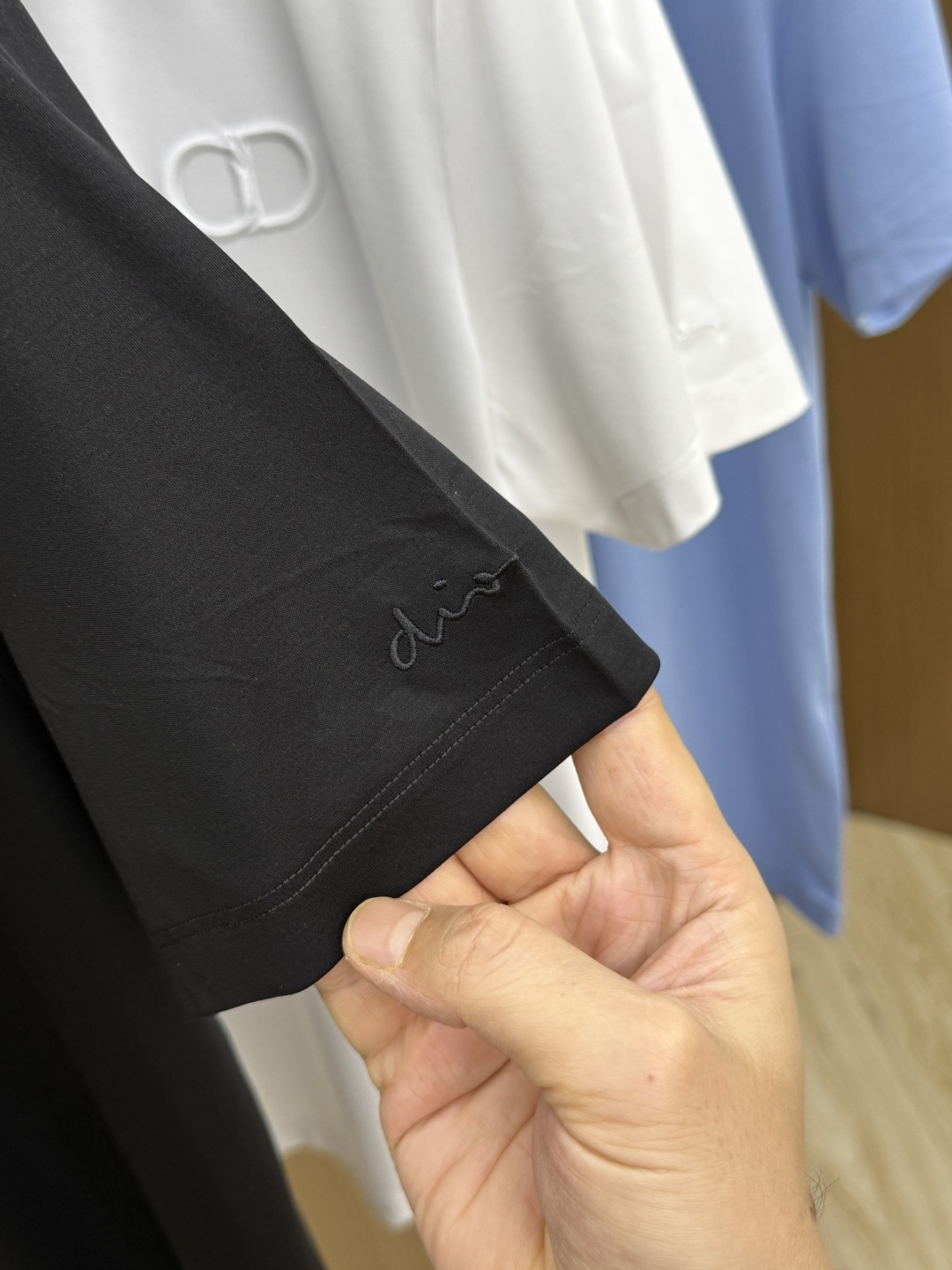 早春 CD 🔥🔥春夏新款首发专柜最新款圆领短袖 高端订制 设计前卫时尚！品牌logo重工艺设计 高端定制