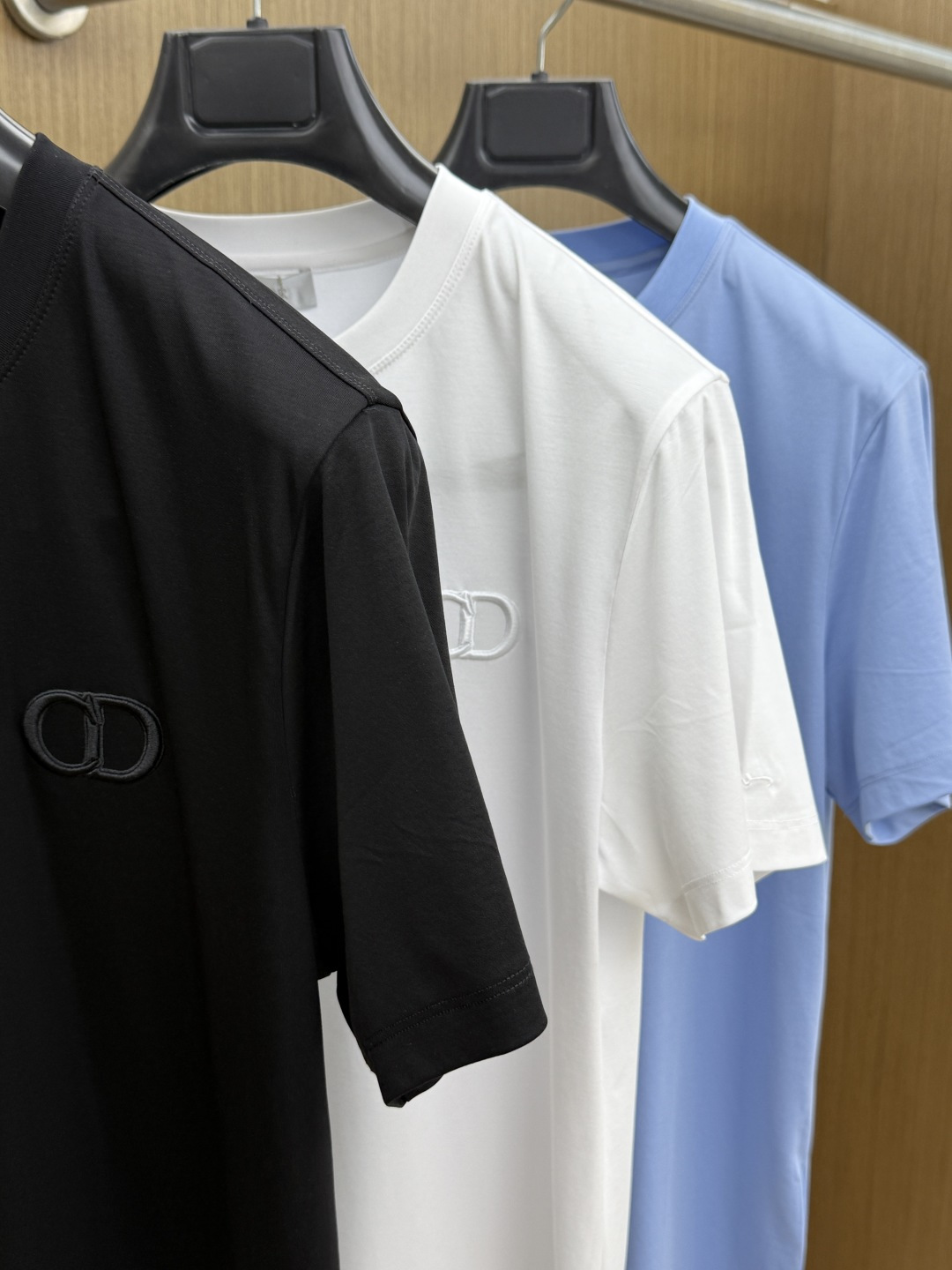 早春 CD 🔥🔥春夏新款首发专柜最新款圆领短袖 高端订制 设计前卫时尚！品牌logo重工艺设计 高端定制