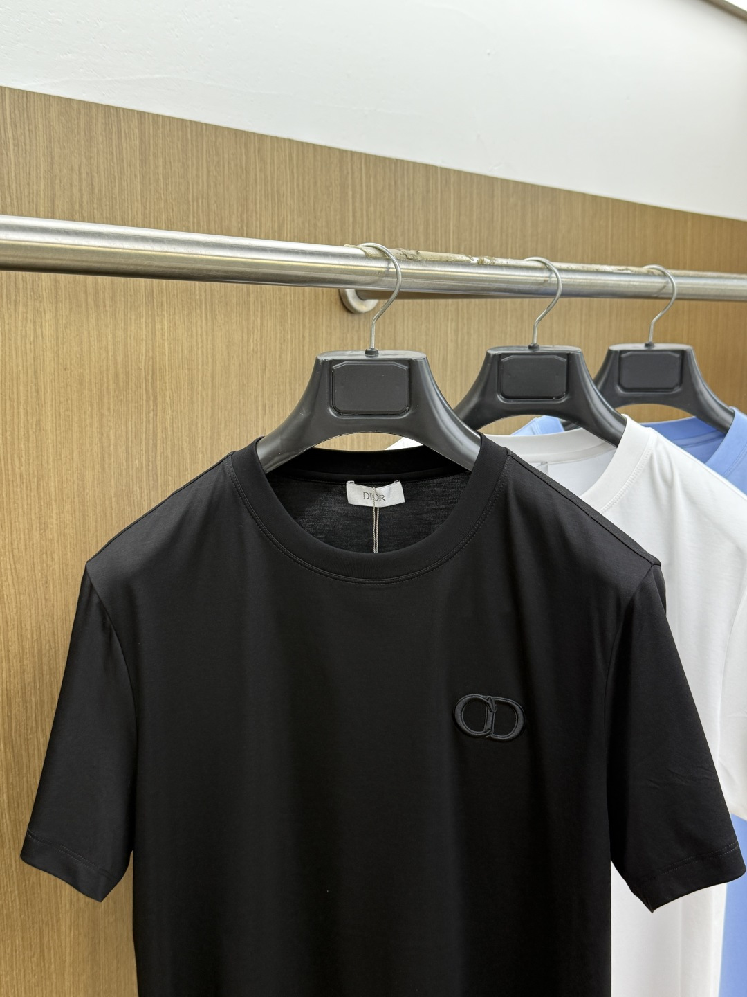 早春 CD 🔥🔥春夏新款首发专柜最新款圆领短袖 高端订制 设计前卫时尚！品牌logo重工艺设计 高端定制