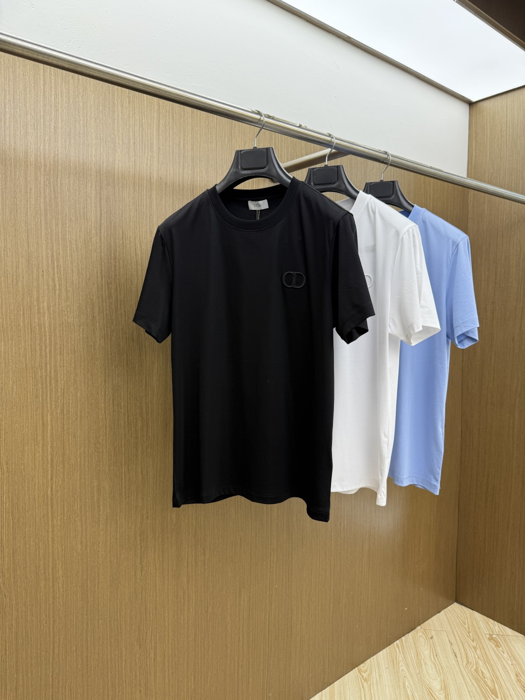 早春 CD 🔥🔥春夏新款首发专柜最新款圆领短袖 高端订制 设计前卫时尚！品牌logo重工艺设计 高端定制