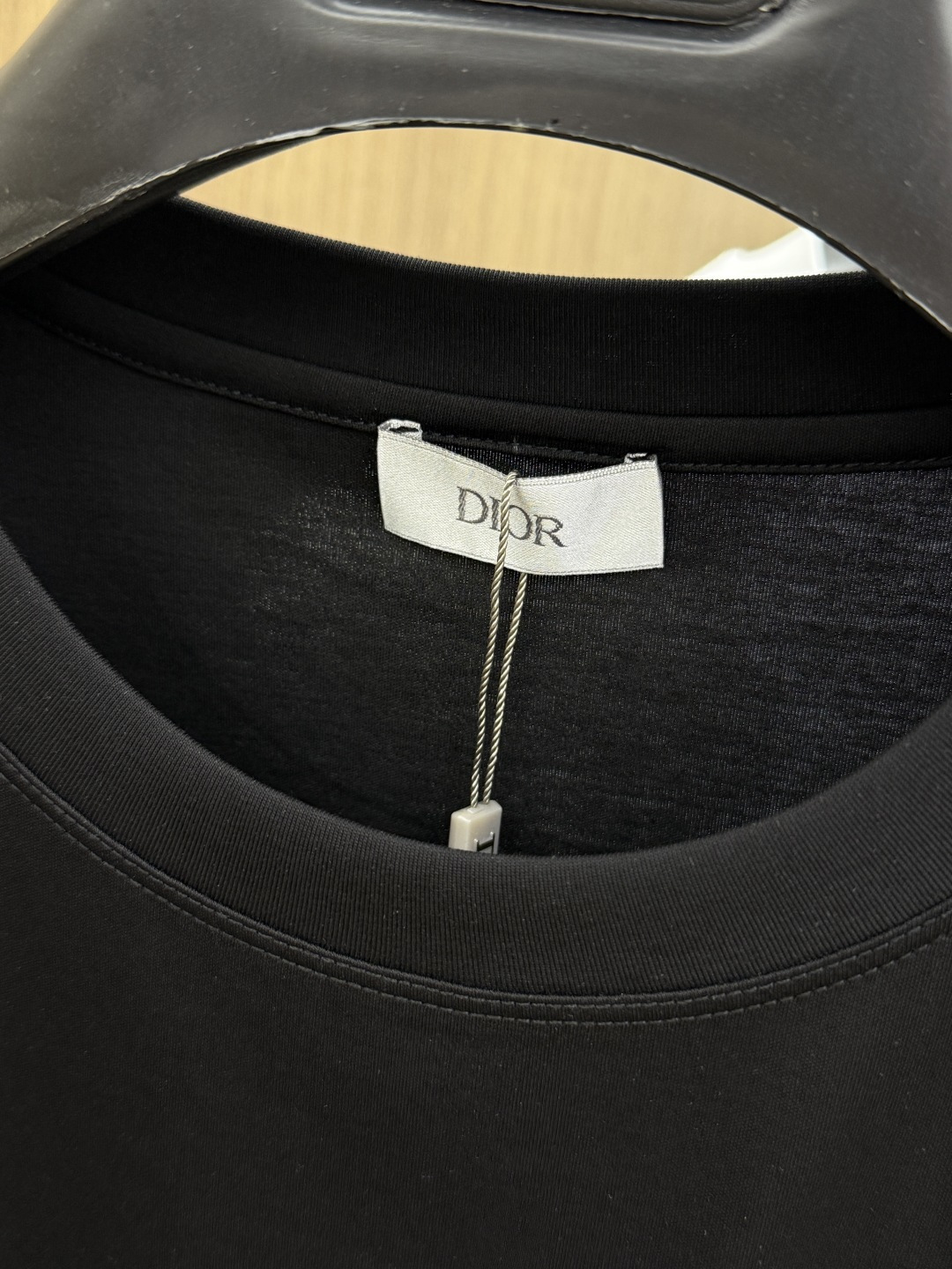 早春 CD 🔥🔥春夏新款首发专柜最新款圆领短袖 高端订制 设计前卫时尚！品牌logo重工艺设计 高端定制