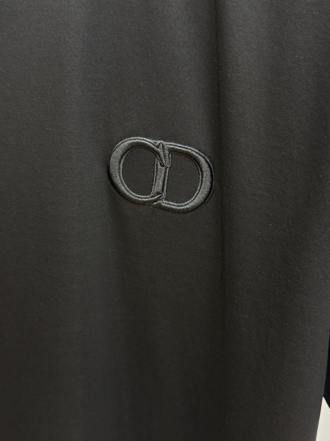 早春 CD 🔥🔥春夏新款首发专柜最新款圆领短袖 高端订制 设计前卫时尚！品牌logo重工艺设计 高端定制