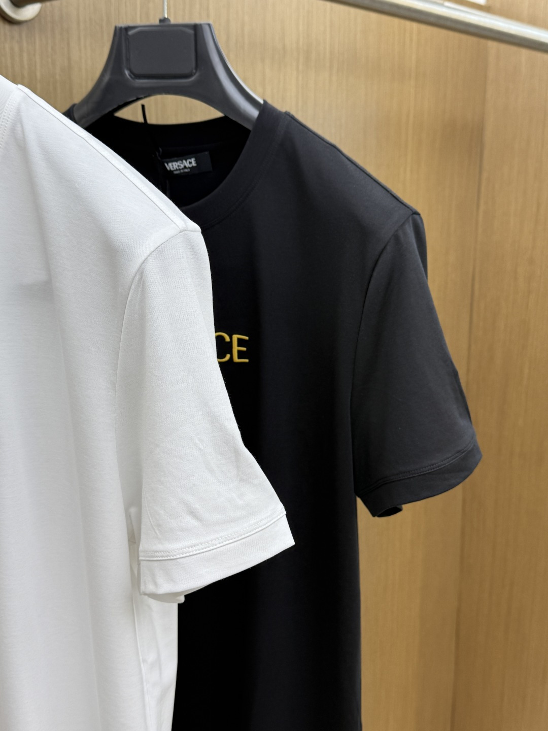 早春 VER 🔥🔥春夏新款首发专柜最新款圆领短袖 高端订制 设计前卫时尚！品牌logo重工艺设计 高端定