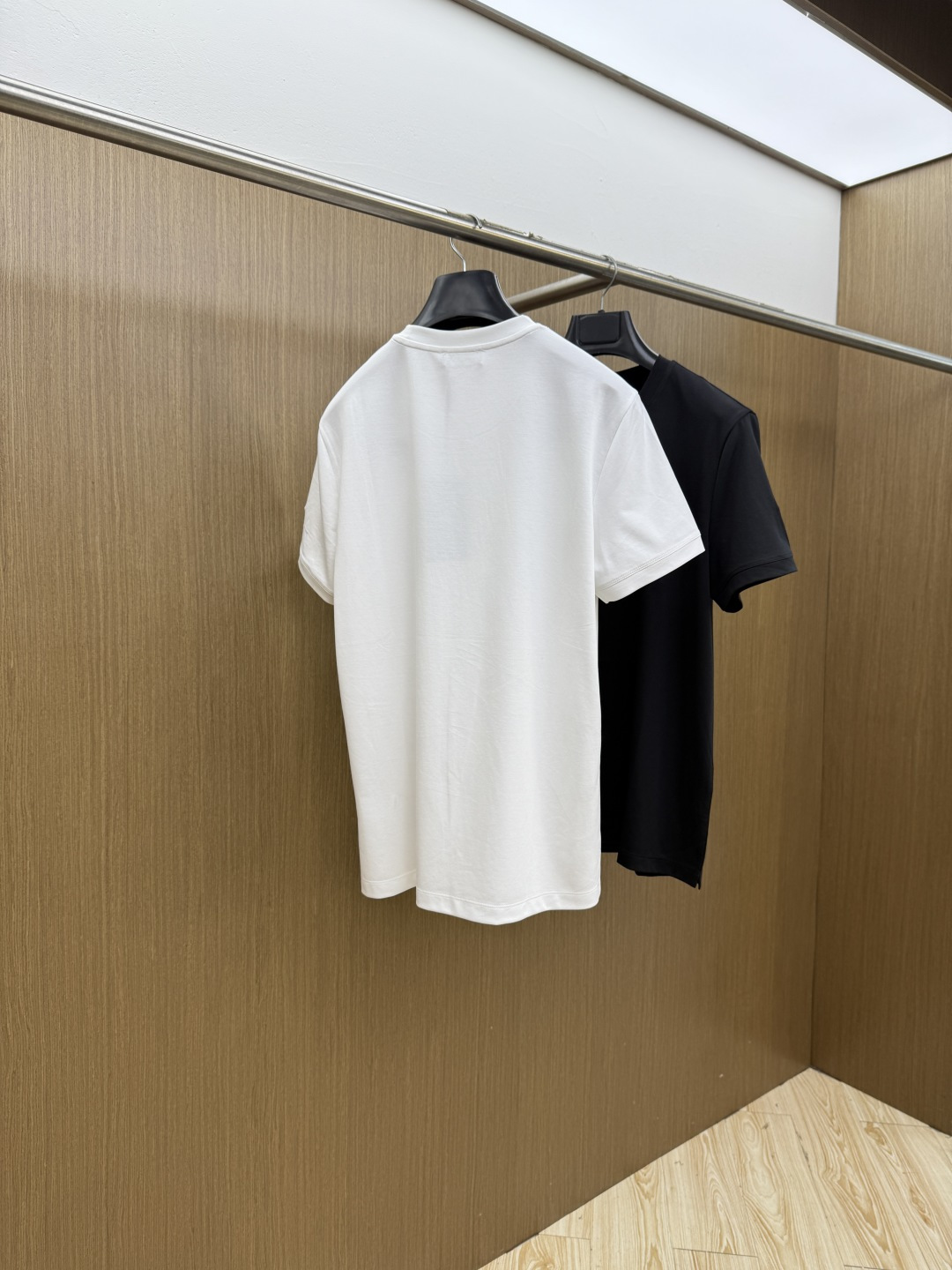 早春 VER 🔥🔥春夏新款首发专柜最新款圆领短袖 高端订制 设计前卫时尚！品牌logo重工艺设计 高端定