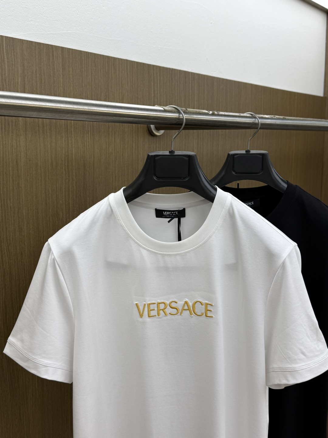 早春 VER 🔥🔥春夏新款首发专柜最新款圆领短袖 高端订制 设计前卫时尚！品牌logo重工艺设计 高端定