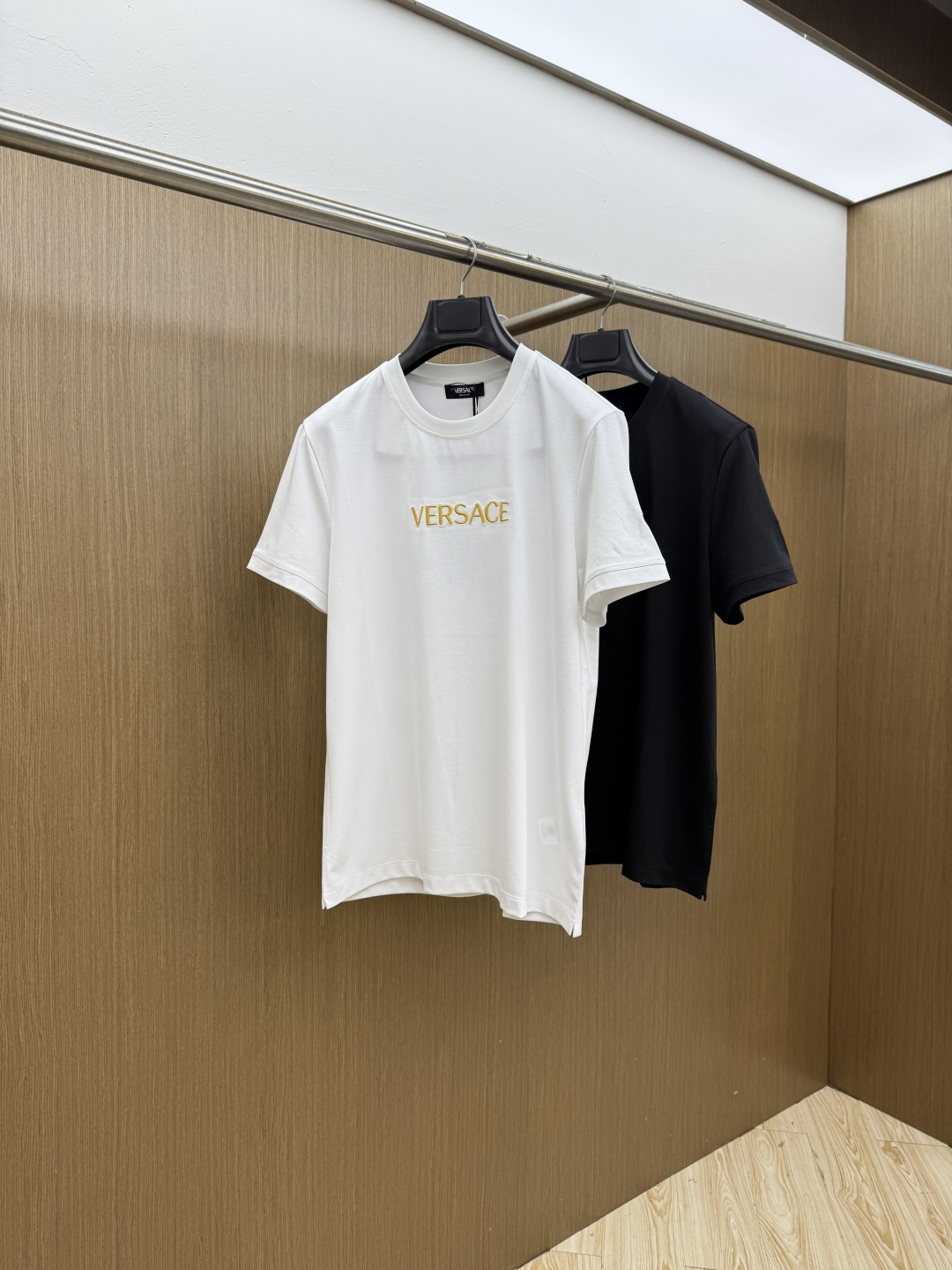 早春 VER 🔥🔥春夏新款首发专柜最新款圆领短袖 高端订制 设计前卫时尚！品牌logo重工艺设计 高端定