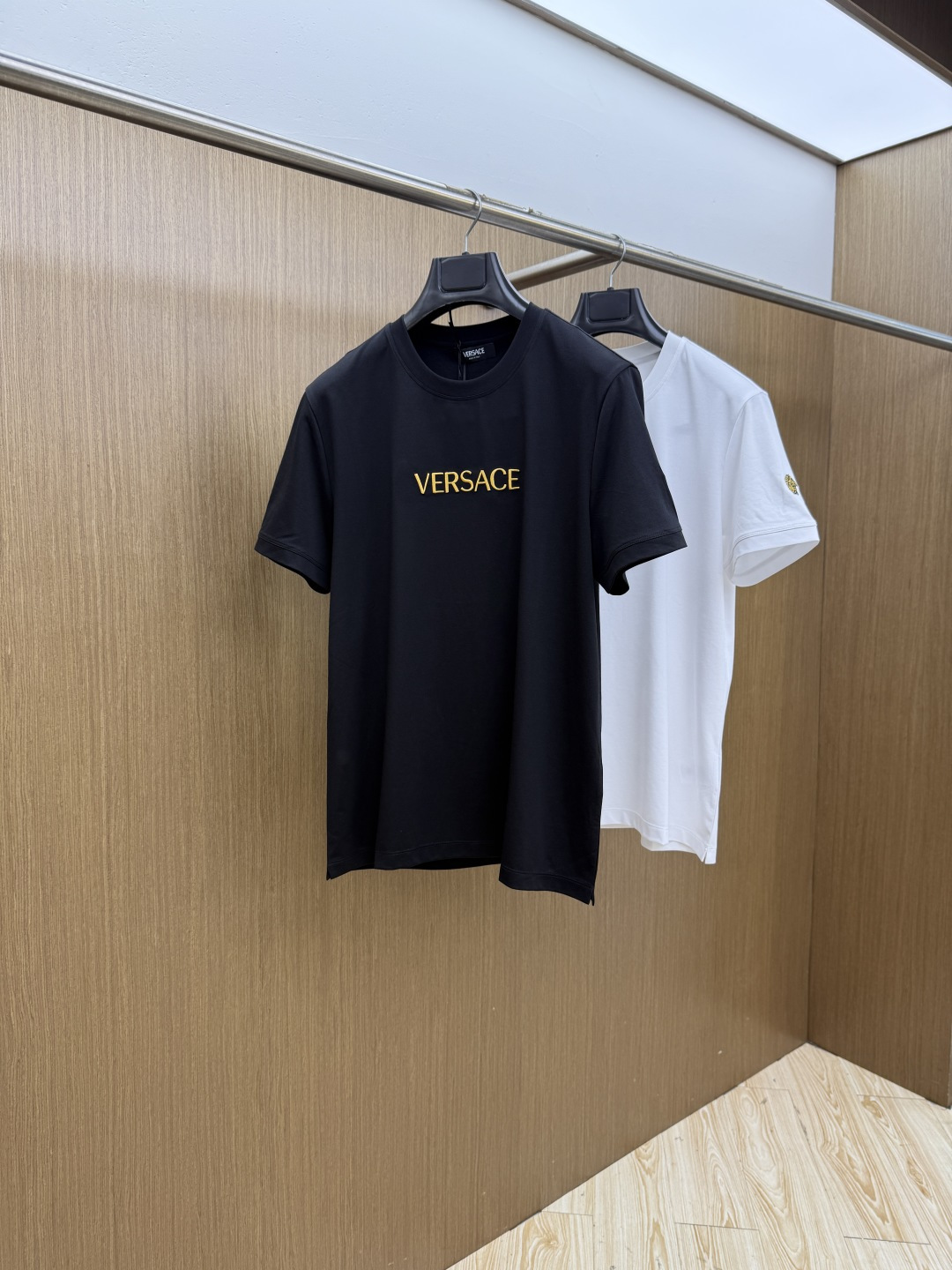 早春 VER 🔥🔥春夏新款首发专柜最新款圆领短袖 高端订制 设计前卫时尚！品牌logo重工艺设计 高端定