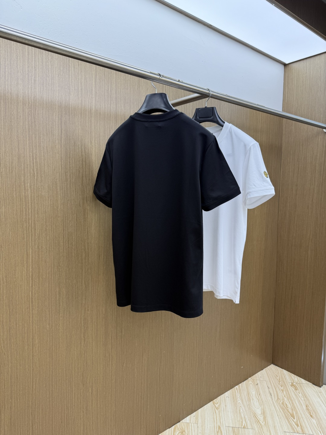 早春 VER 🔥🔥春夏新款首发专柜最新款圆领短袖 高端订制 设计前卫时尚！品牌logo重工艺设计 高端定