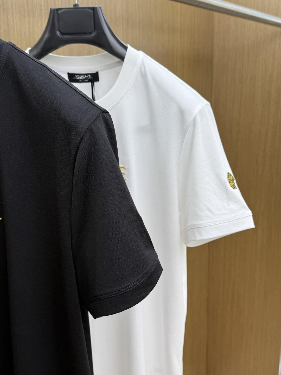 早春 VER 🔥🔥春夏新款首发专柜最新款圆领短袖 高端订制 设计前卫时尚！品牌logo重工艺设计 高端定