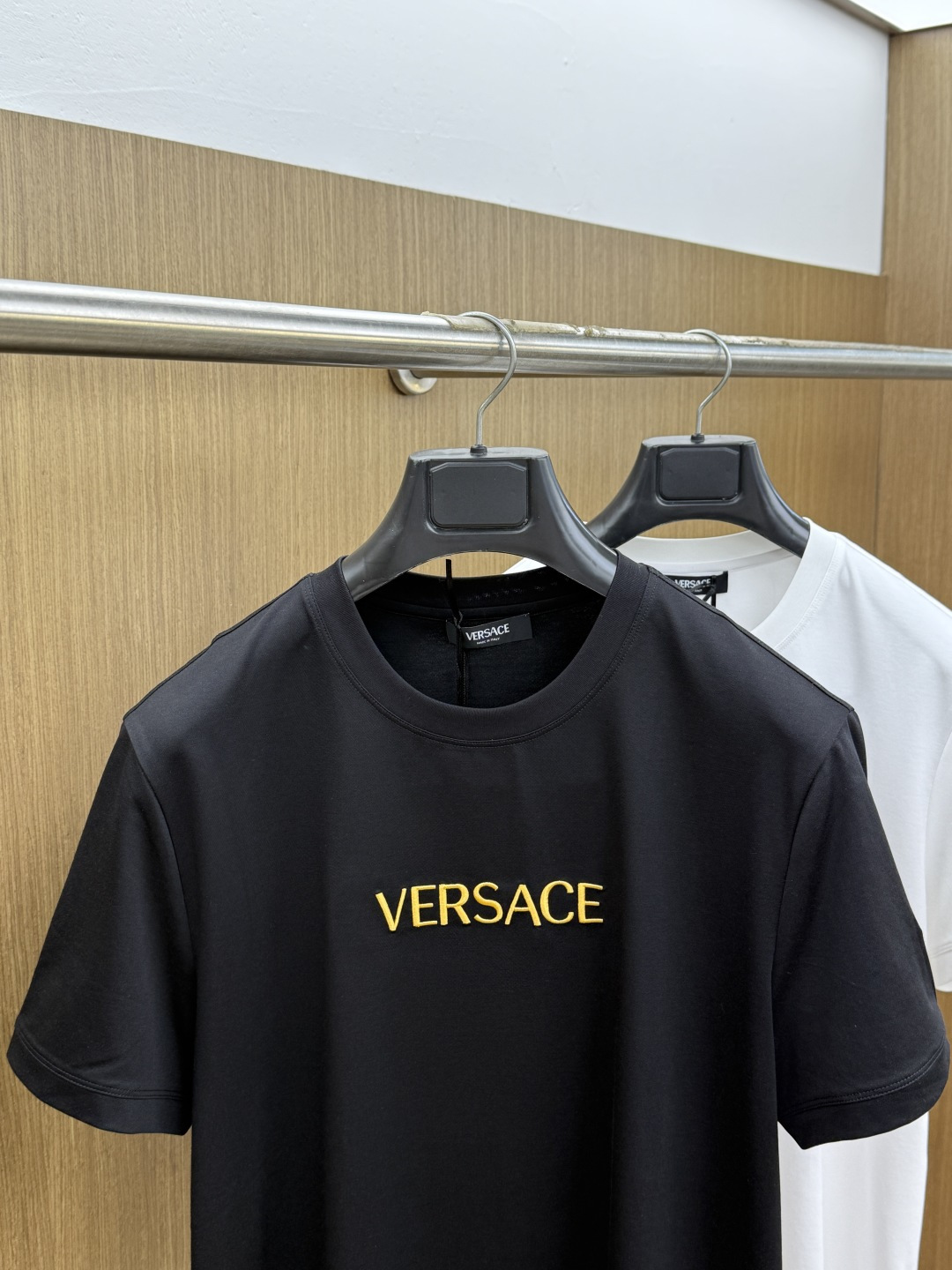 早春 VER 🔥🔥春夏新款首发专柜最新款圆领短袖 高端订制 设计前卫时尚！品牌logo重工艺设计 高端定