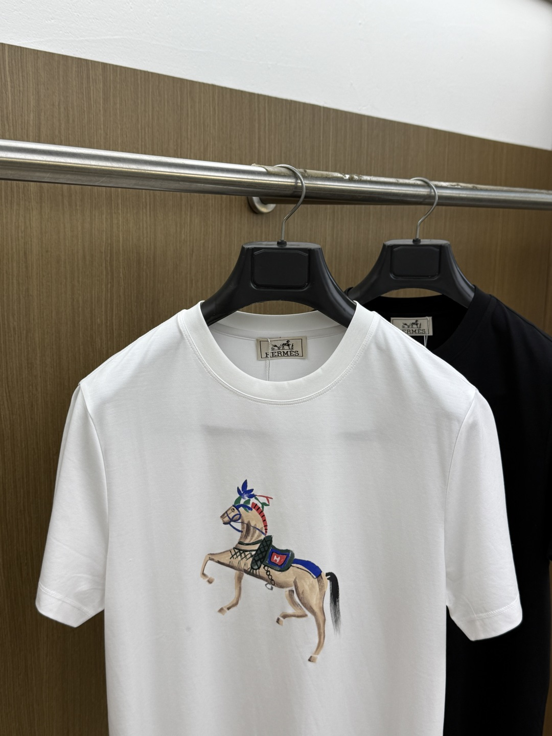 早春 Her 🔥🔥春夏新款首发专柜最新款圆领短袖 高端订制 设计前卫时尚！品牌logo重工艺设计 高端定